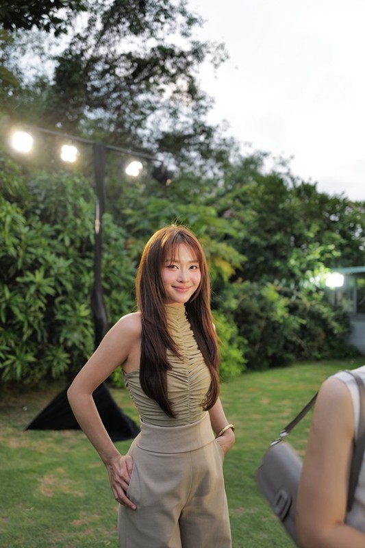 Lộ nhan sắc thật của Khả Ngân qua camera thường