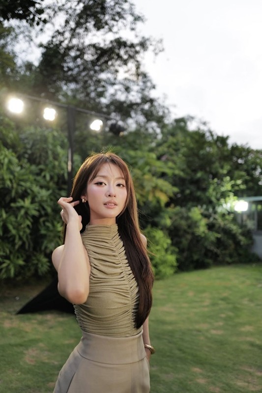 Lộ nhan sắc thật của Khả Ngân qua camera thường