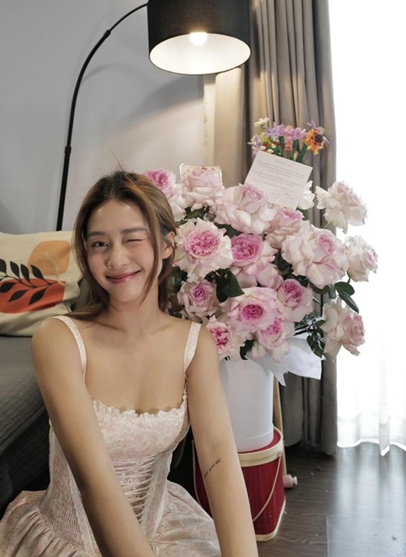 Lộ nhan sắc thật của Khả Ngân qua camera thường
