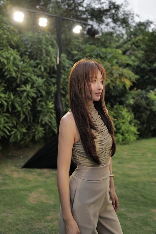 Lộ nhan sắc thật của Khả Ngân qua camera thường