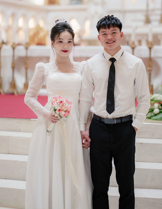 Loạt ảnh hẹn hò tình tứ của Hồ Văn Cường và vợ hot girl