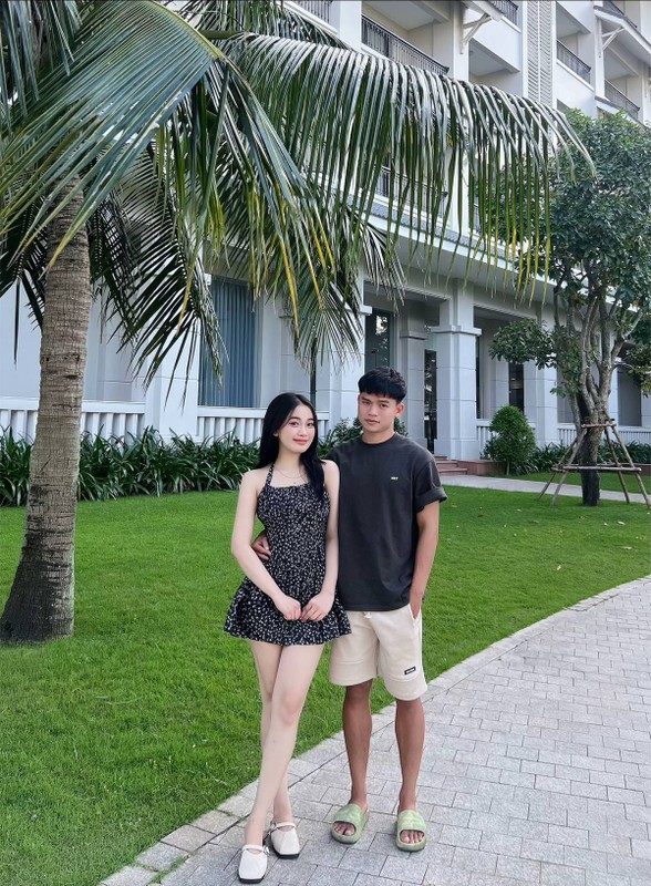 Loạt ảnh hẹn hò tình tứ của Hồ Văn Cường và vợ hot girl