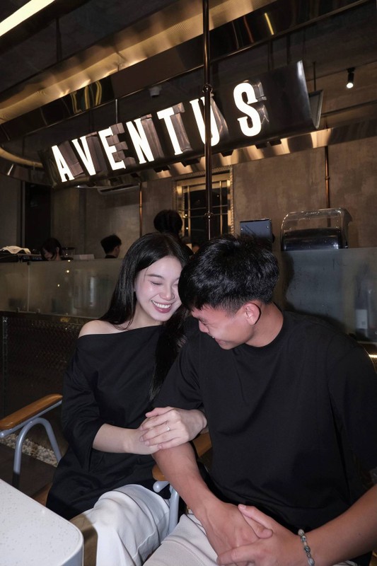 Loạt ảnh hẹn hò tình tứ của Hồ Văn Cường và vợ hot girl