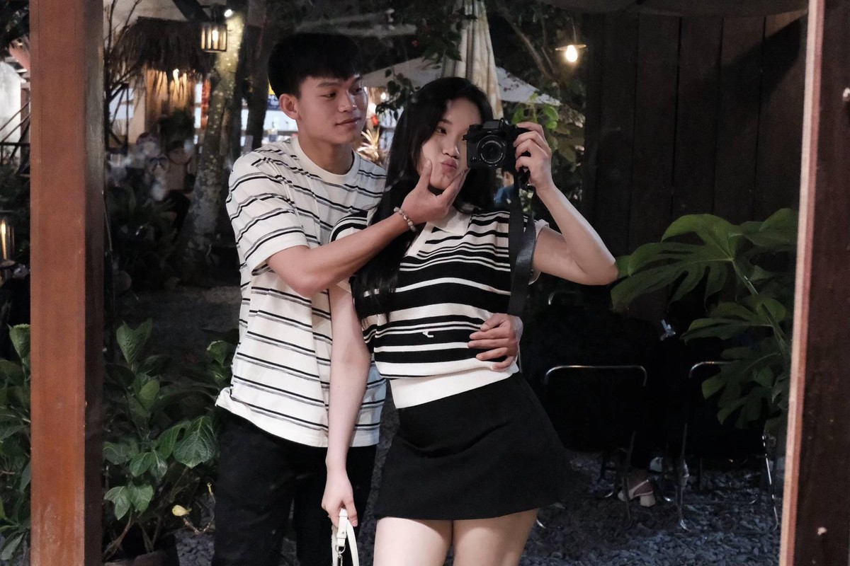 Loạt ảnh hẹn hò tình tứ của Hồ Văn Cường và vợ hot girl