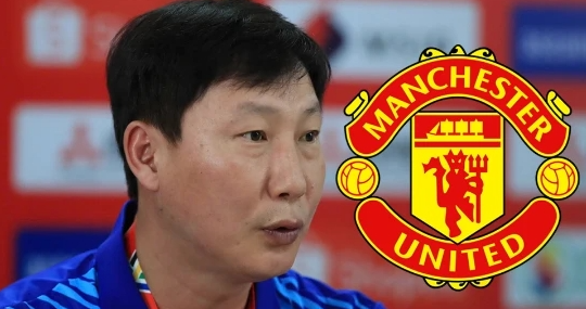 Malaysia làm khó HLV Kim Sang-sik trận gặp Man United
