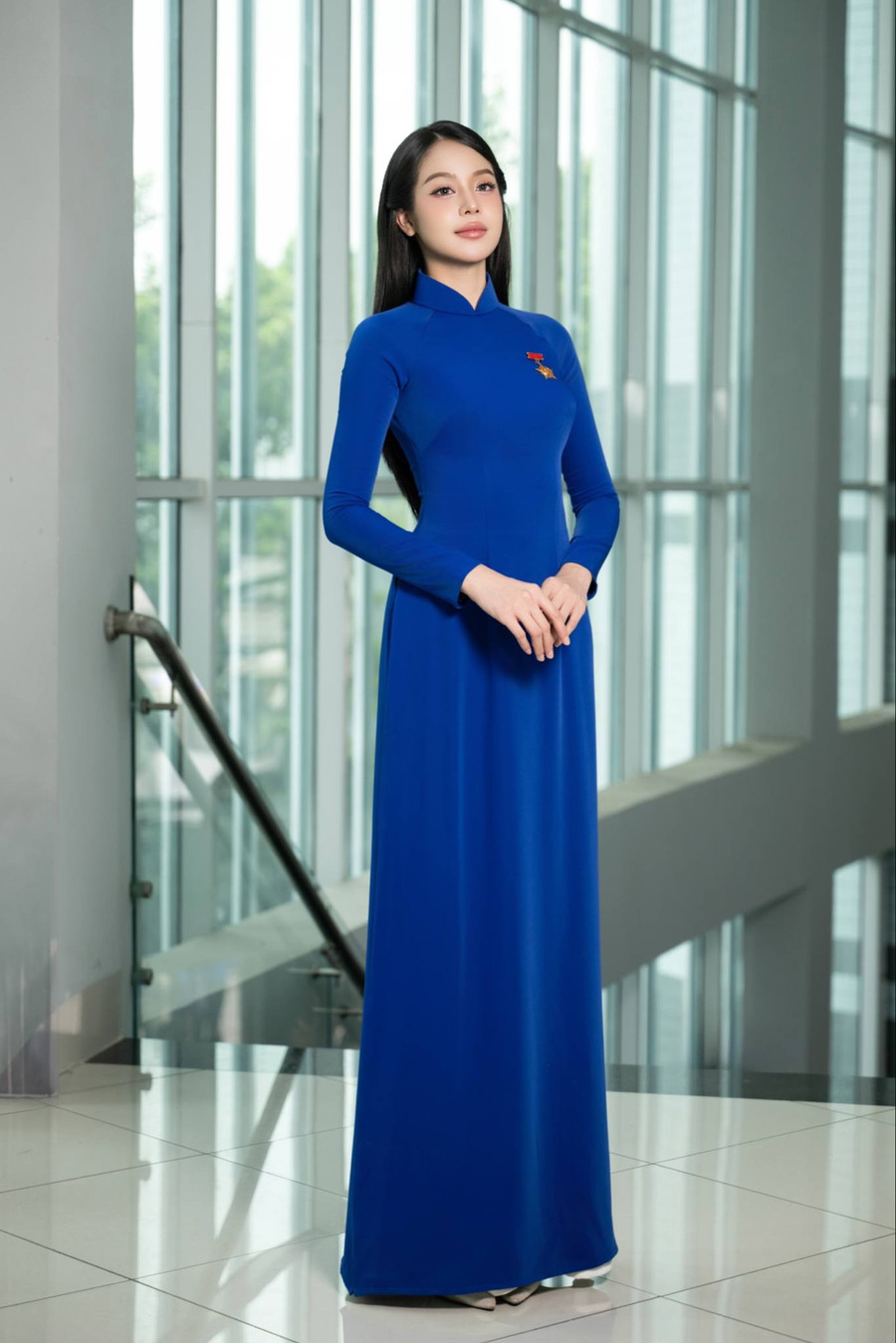 Hoa hậu Thanh Thuỷ vinh dự nhận Huy hiệu thanh niên tiên tiến làm theo lời Bác