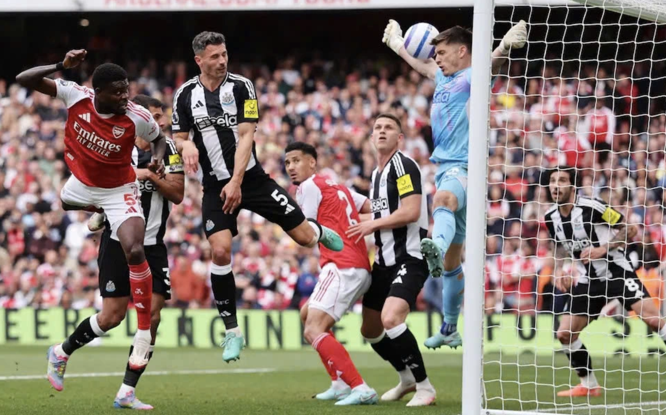 Arsenal thắng Newcastle, giành vé dự Champions League