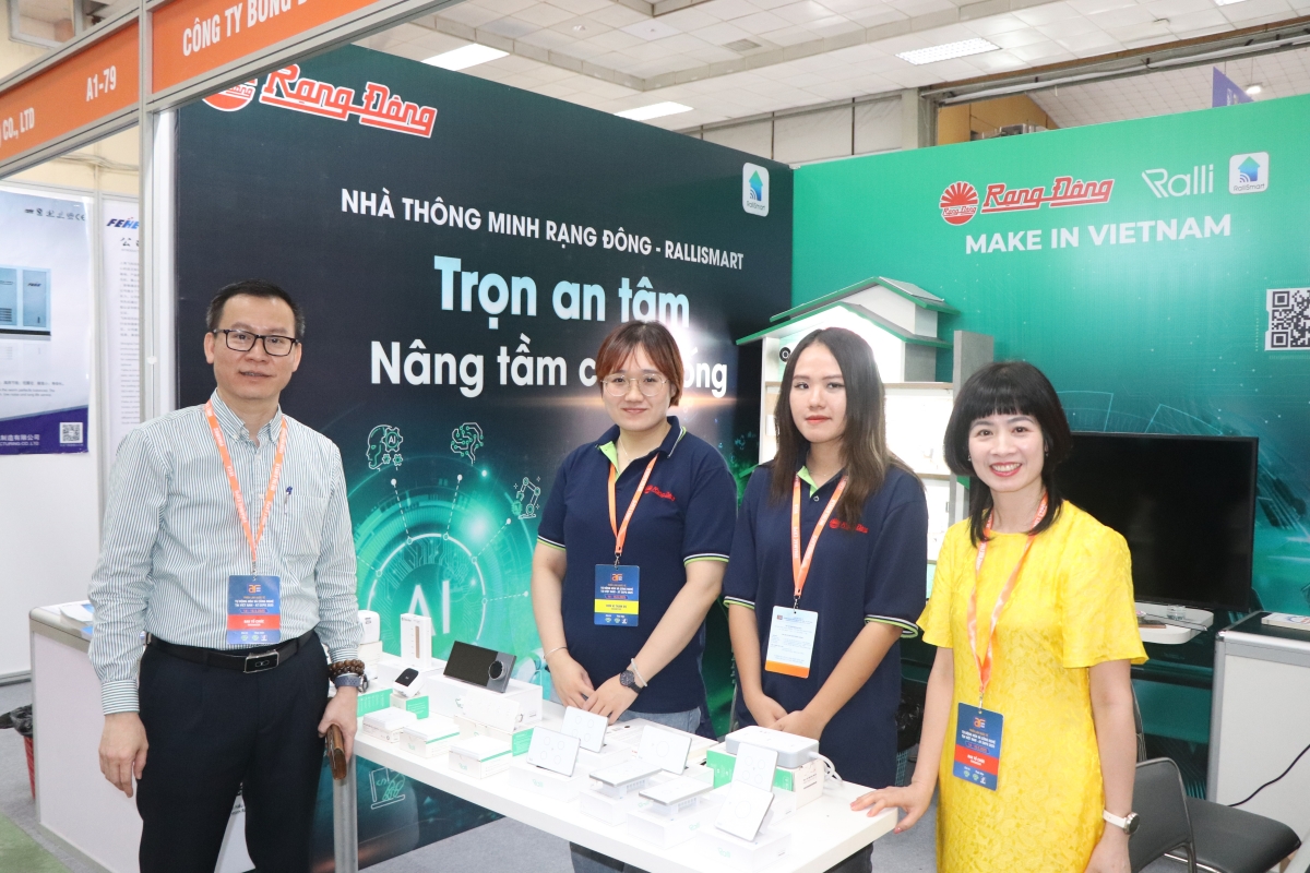 Công ty Cổ phần Bóng đèn Phíc nước Rạng Đông. Ảnh: Hoàng Tùng