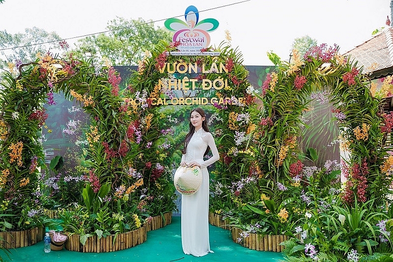 Hoa hậu Quế Anh hóa thân thành ‘đóa hoa lan’ gây thương nhớ