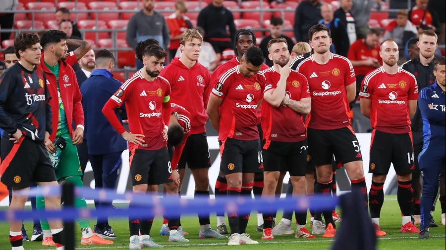 Man Utd ‘tan đàn xẻ nghé’ sau trận thua Tottenham