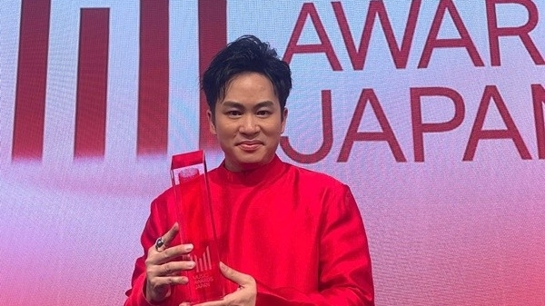 Tùng Dương nhận giải International Special Awards ở Nhật