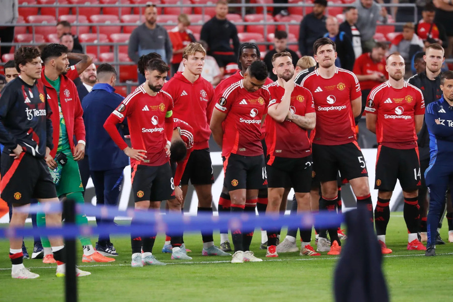 Man Utd ‘tan đàn xẻ nghé’ sau trận thua Tottenham