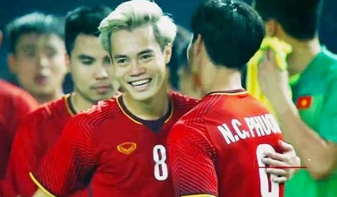 Văn Toàn nhận món quà đặc biệt từ Công Phượng