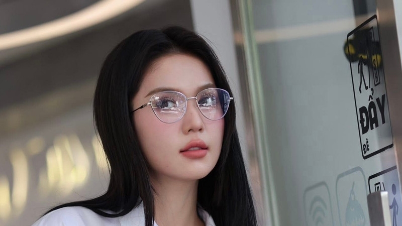 Ngọc Trinh diện trang phục đơn giản gây sốt
