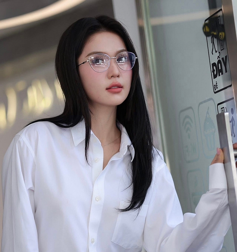 Ngọc Trinh diện trang phục đơn giản gây sốt
