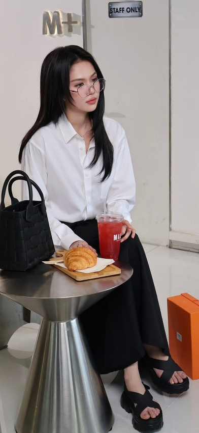 Ngọc Trinh diện trang phục đơn giản gây sốt