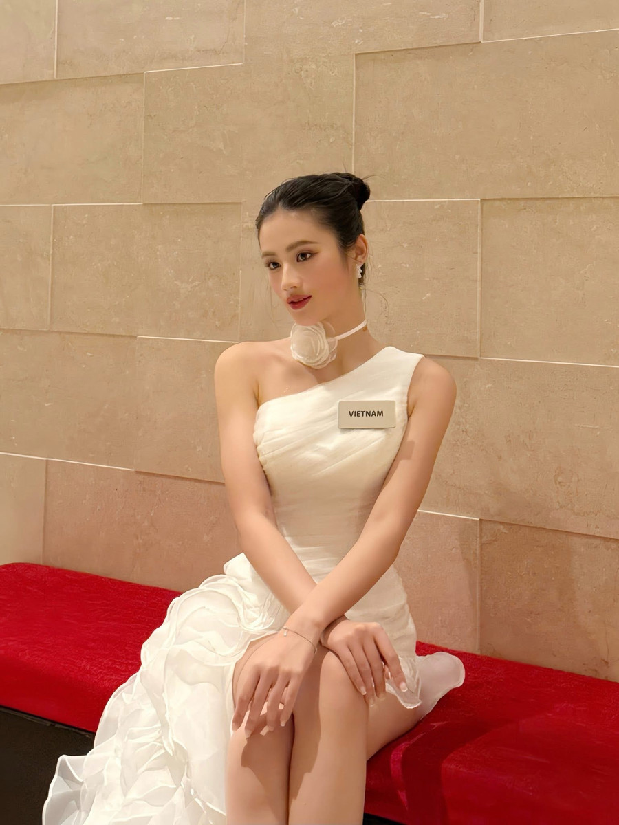 Thời trang biến hóa ấn tượng của Hoa hậu Ý Nhi tại Miss World 2025