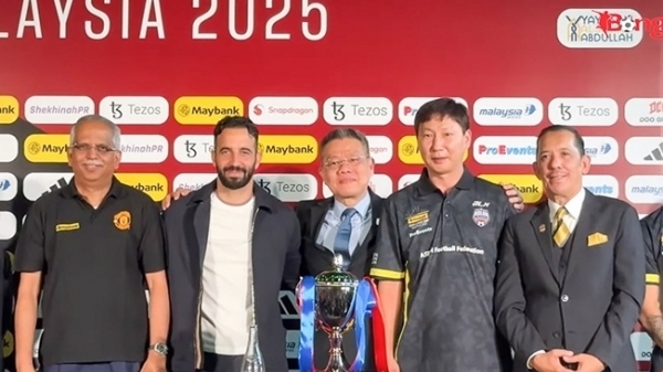 HLV Kim Sang Sik gọi thêm 4 cầu thủ tuyển Australia đấu Man Utd