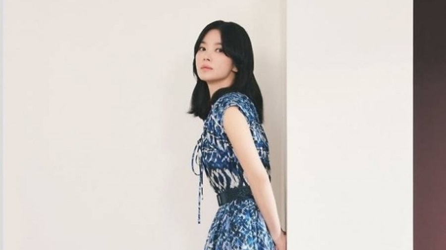 Thời trang tối giản của Song Hye Kyo nhận mưa lời khen
