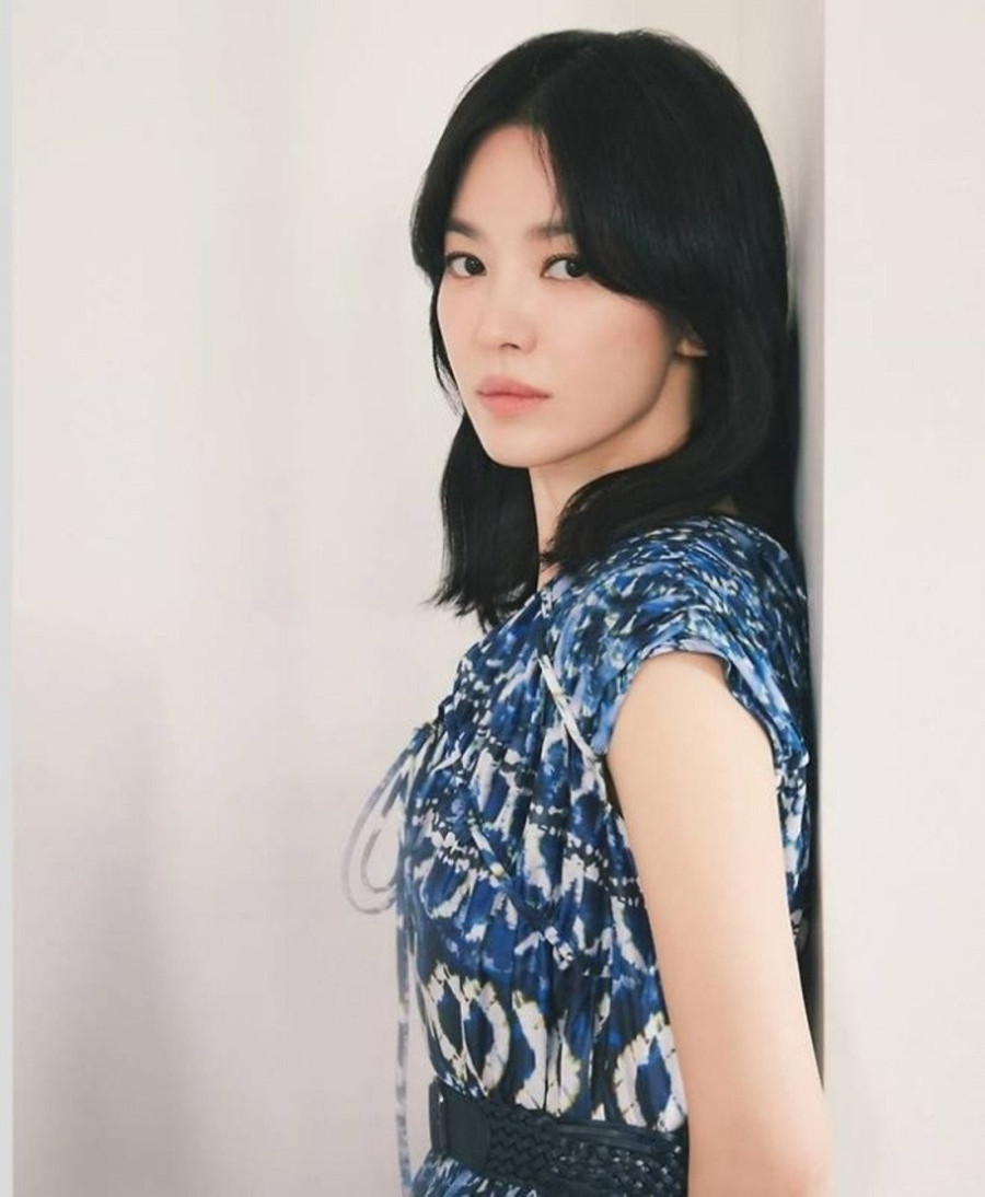 Thời trang tối giản của Song Hye Kyo nhận mưa lời khen