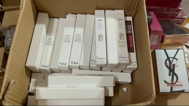 Hà Nội: Cửa hàng phố cổ công khai kinh doanh hàng nghìn chai nước hoa giả