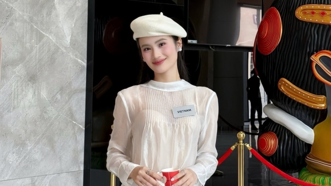 'Bà trùm' hoa hậu hé lộ tin nhắn đặc biệt về Ý Nhi trước giờ G