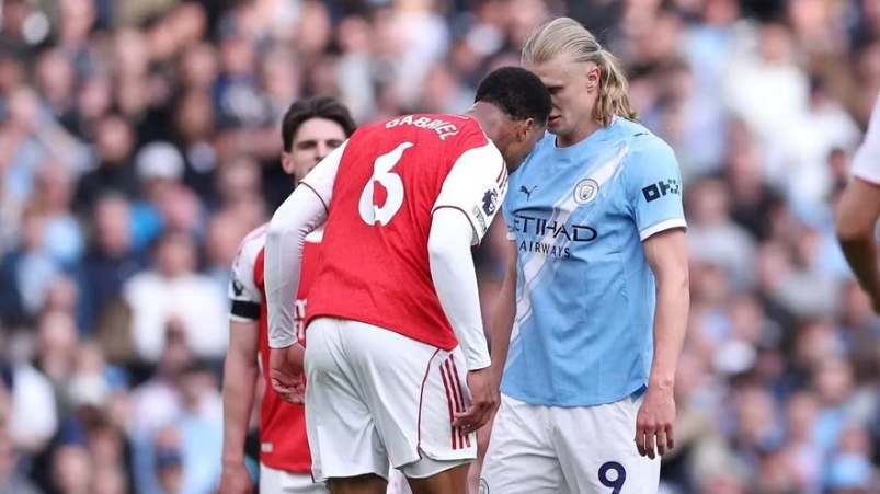 Ban tổ chức nhận sai, Arsenal hưởng lợi trong cuộc đua vô địch Ngoại hạng Anh