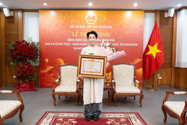 Đức Phúc trở thành cảm hứng trong đề thi Ngữ văn lớp 12 sau chiến thắng quốc tế