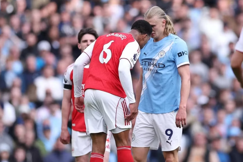 Ban tổ chức nhận sai, Arsenal hưởng lợi trong cuộc đua vô địch Ngoại hạng Anh