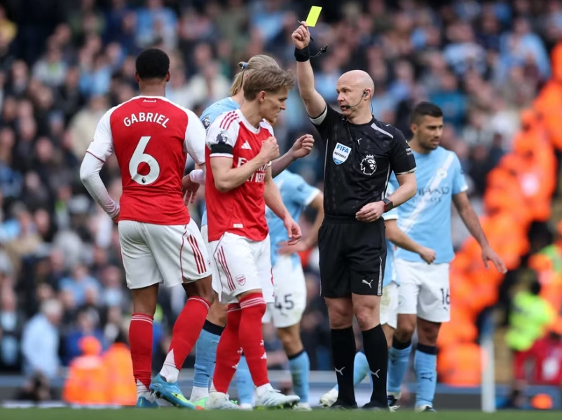 Ban tổ chức nhận sai, Arsenal hưởng lợi trong cuộc đua vô địch Ngoại hạng Anh