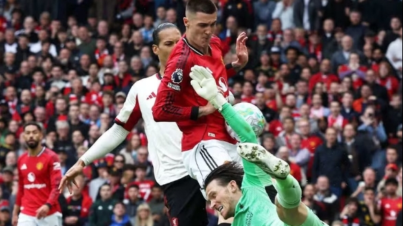 Thua Man Utd, HLV Liverpool nói lời cay đắng về VAR