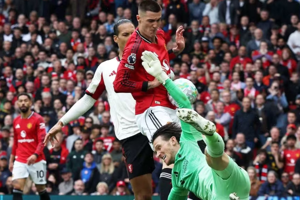 Thua Man Utd, HLV Liverpool nói lời cay đắng về VAR