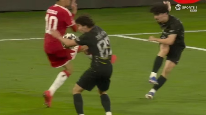 Trọng tài khiến Bayern Munich phẫn nộ rời Champions League