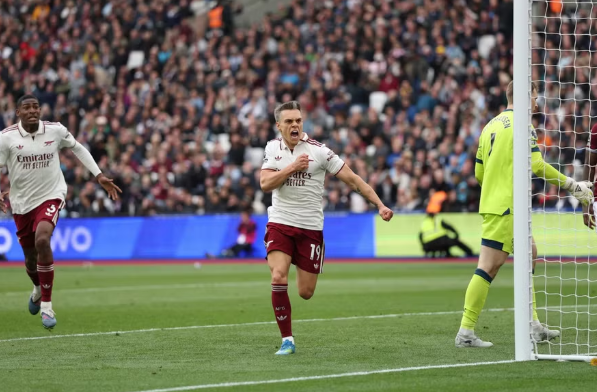VAR cứu Arsenal ‘cả mùa giải’, West Ham mấp mé bờ vực xuống hạng