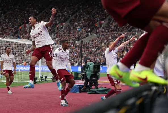 VAR cứu Arsenal ‘cả mùa giải’, West Ham mấp mé bờ vực xuống hạng