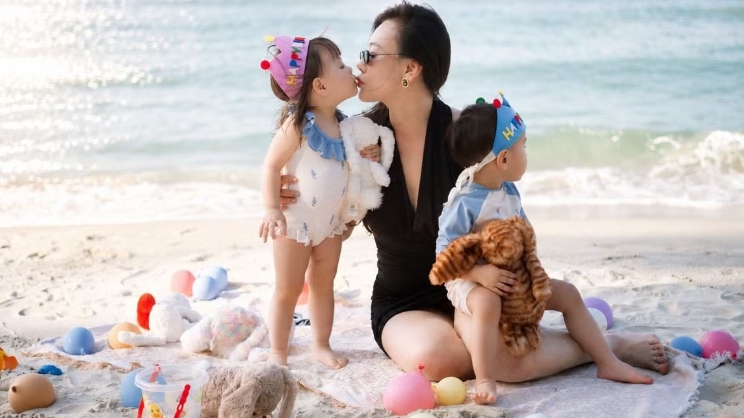 Phương Oanh khoe khoảnh khắc ngọt ngào bên cặp song sinh trên biển