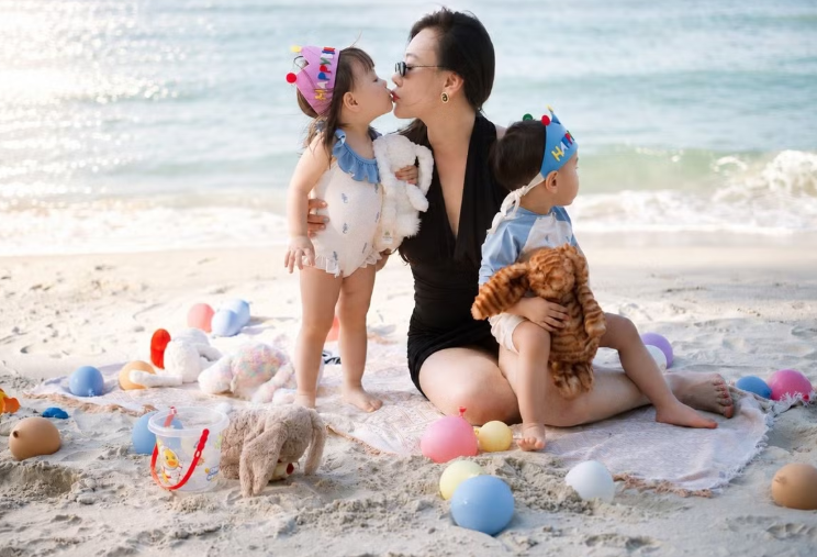 Phương Oanh khoe khoảnh khắc ngọt ngào bên cặp song sinh trên biển