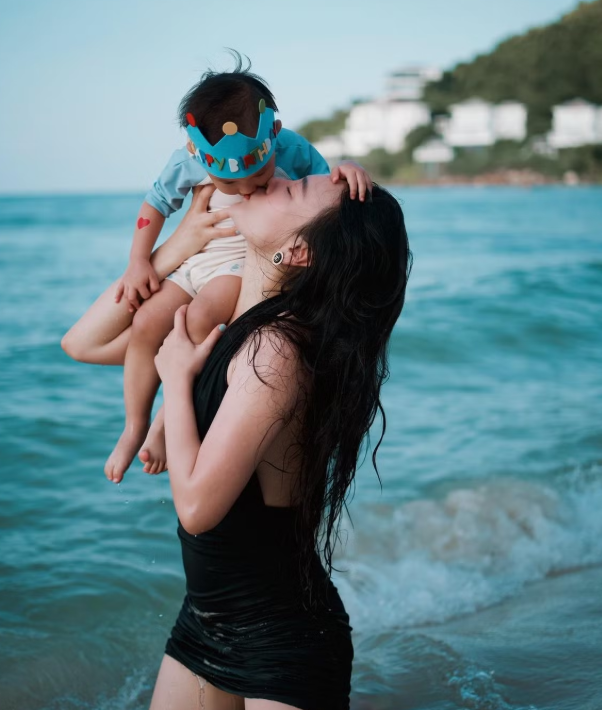Phương Oanh khoe khoảnh khắc ngọt ngào bên cặp song sinh trên biển