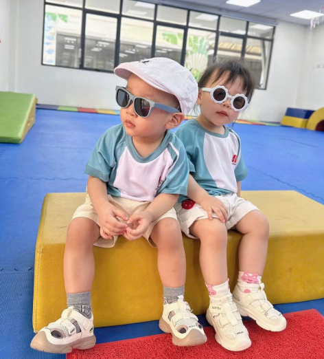 Phương Oanh khoe khoảnh khắc ngọt ngào bên cặp song sinh trên biển