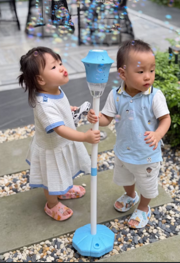 Phương Oanh khoe khoảnh khắc ngọt ngào bên cặp song sinh trên biển