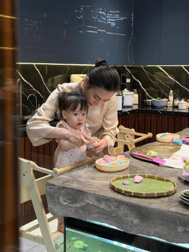 Phương Oanh khoe khoảnh khắc ngọt ngào bên cặp song sinh trên biển