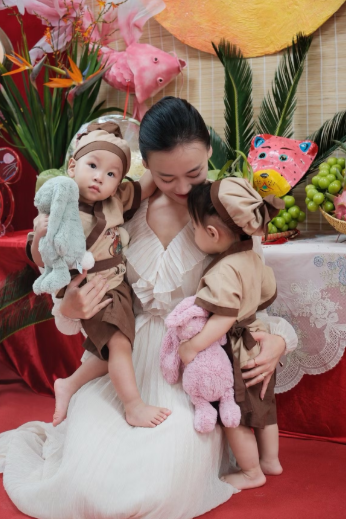 Phương Oanh khoe khoảnh khắc ngọt ngào bên cặp song sinh trên biển