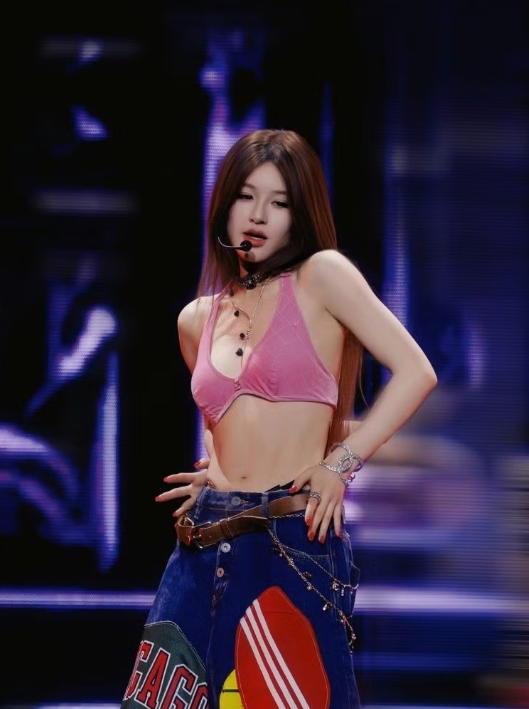 Triệu Lộ Tư gây "bão" tranh luận với concert hơn 1 tỷ lượt xem