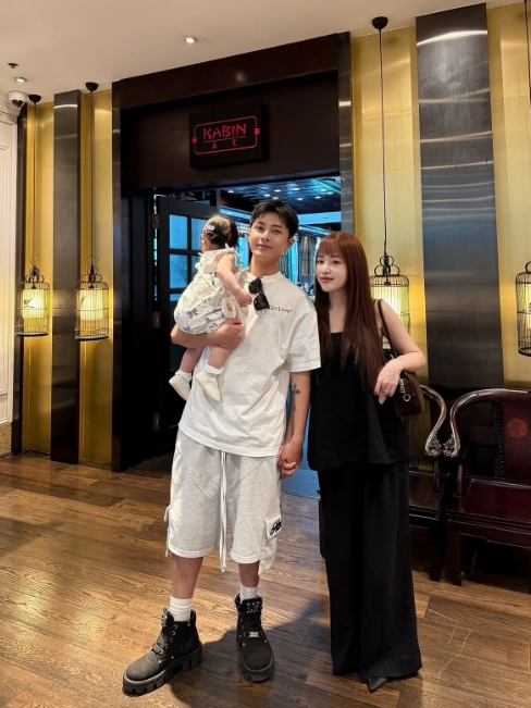 Cuộc sống 'bỉm sữa' ngọt ngào của Gin Tuấn Kiệt và Puka