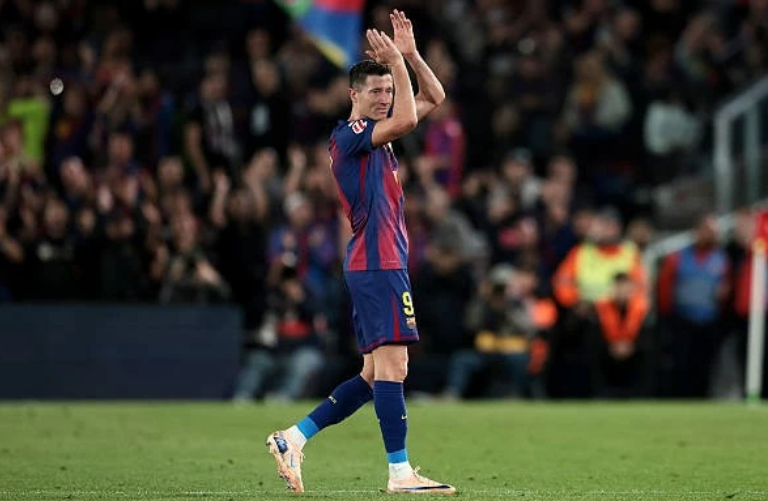 Khoảnh khắc Lewandowski rơi lệ, khép lại hành trình tại Camp Nou