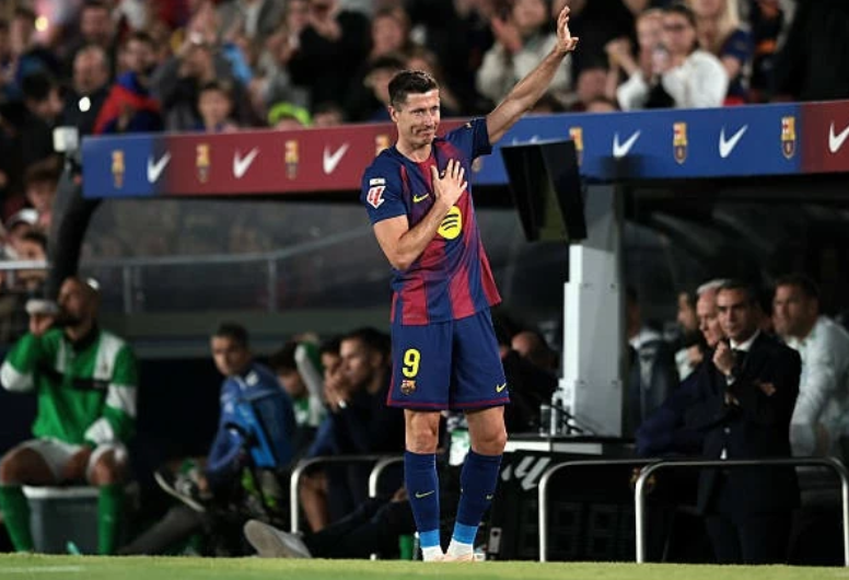 Khoảnh khắc Lewandowski rơi lệ, khép lại hành trình tại Camp Nou