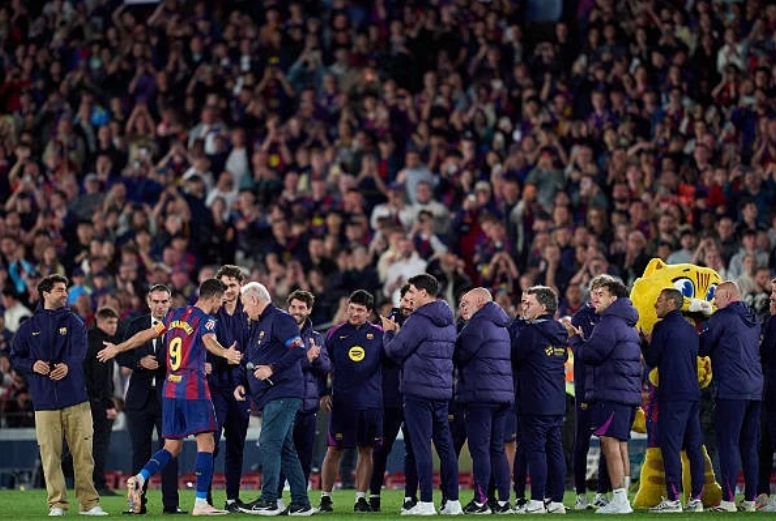 Khoảnh khắc Lewandowski rơi lệ, khép lại hành trình tại Camp Nou