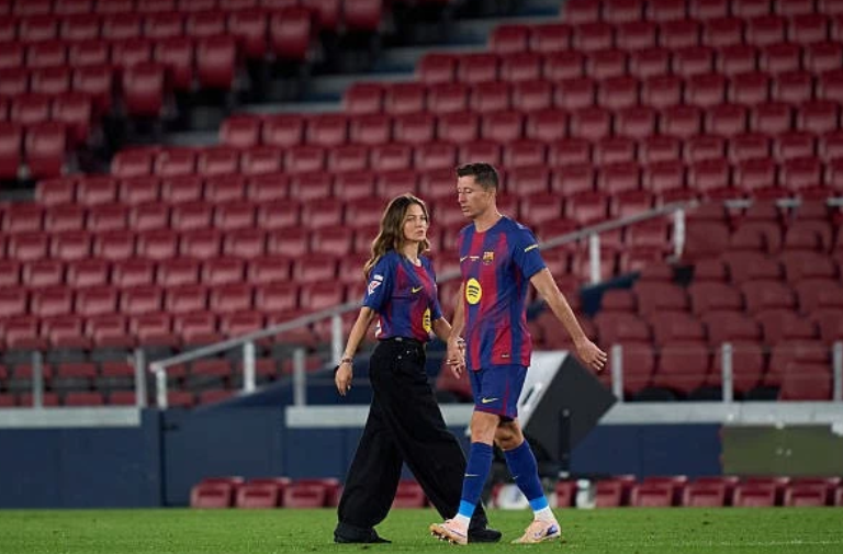 Khoảnh khắc Lewandowski rơi lệ, khép lại hành trình tại Camp Nou