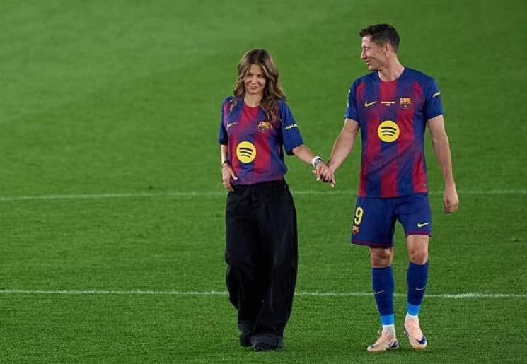 Khoảnh khắc Lewandowski rơi lệ, khép lại hành trình tại Camp Nou