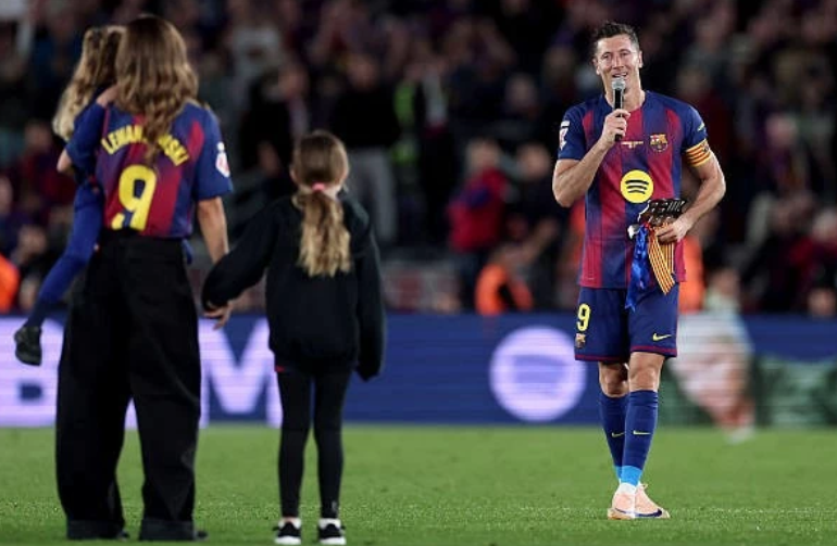 Khoảnh khắc Lewandowski rơi lệ, khép lại hành trình tại Camp Nou